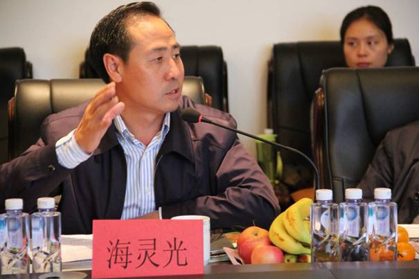 海南省內(nèi)蒙古商會(huì)會(huì)長、內(nèi)蒙古農(nóng)牧業(yè)產(chǎn)業(yè)化龍頭企業(yè)協(xié)會(huì)海南辦事處主任海靈光介紹對(duì)接情況.JPG